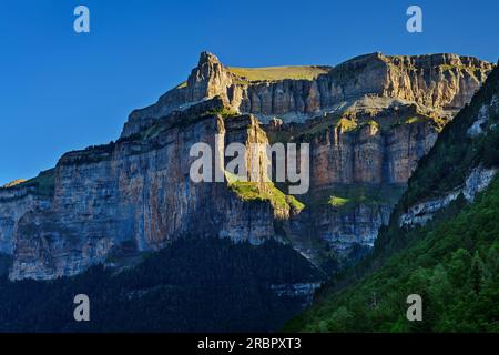 Vue de la paroi rocheuse à Pico Gallinero dans le Grand Canyon espagnol dans la vallée du Rio Arazas, vallée d'Ordesa, parc national d'Ordesa y Monte Perdido, Banque D'Images