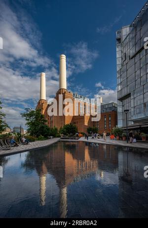 Battersea, Londres, Royaume-Uni : Battersea Power Station est maintenant réaménagé pour devenir une destination de shopping et de loisirs. Vue portrait avec reflet dans un étang. Banque D'Images