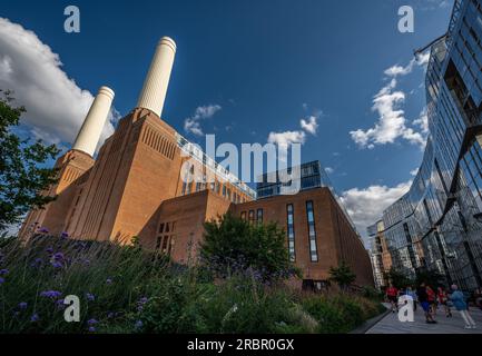 Battersea, Londres, Royaume-Uni : Battersea Power Station est maintenant réaménagé pour devenir une destination de shopping et de loisirs. Avec Circus Road West et fleurs au premier plan. Banque D'Images