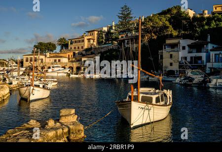 Bateaux dans la lumière du soir, port de Cala Figuera, Santanyí, Majorque, Espagne Banque D'Images