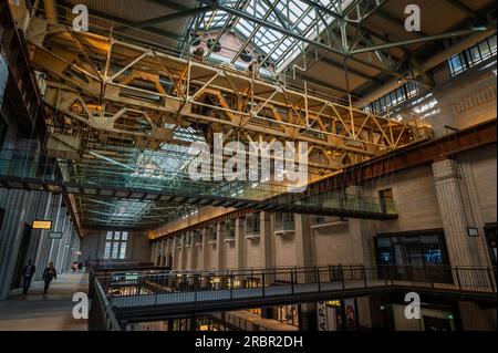 Battersea, Londres, Royaume-Uni : Battersea Power Station est maintenant réaménagé pour devenir une destination de shopping et de loisirs. Intérieur du hall de turbine A montrant une grue de portique Banque D'Images