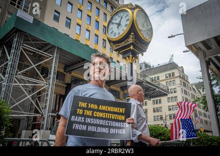 ÉTATS-UNIS. 10 juillet 2023. Les membres du groupe activiste Rise and Resist et leurs alliés se sont rassemblés devant la Trump Tower à Manhattan le 10 juillet 2023 pour exiger des gouvernements des États qu’ils disqualifient l’ancien président Trump de figurer sur les bulletins de vote en 2024 en vertu du 14e amendement. Le groupe a déclaré que les secrétaires d'État sont habilités par le 14e amendement à interdire à Trump de se présenter aux élections en raison de son incitation à l'insurrection du Capitole du 6 janvier 2021. (Photo Erik McGregor/Sipa USA) crédit : SIPA USA/Alamy Live News Banque D'Images