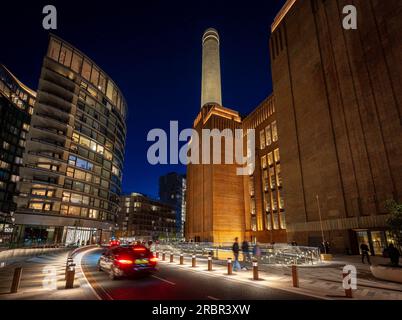 Battersea, Londres, Royaume-Uni : Battersea Power Station est maintenant réaménagé pour devenir une destination de shopping et de loisirs. Vue nocturne depuis Circus Road South Banque D'Images