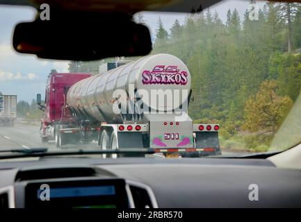 S.S. Skikos Trucking camion-citerne de qualité alimentaire en acier inoxydable conduisant vers le nord sur l'Interstate 5 vu de l'intérieur d'une voiture Californie USA Banque D'Images