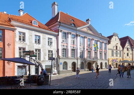 Tallinn, Estonie - juin 16 2019 : Ambassade de Suède à côté de la Maison des Noirs. Banque D'Images