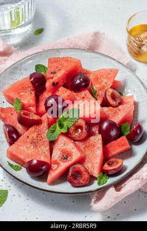 Une salade de fruits frais à base de cerises et de pastèques Banque D'Images