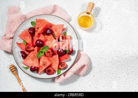 Une salade de fruits frais à base de cerises et de pastèques Banque D'Images