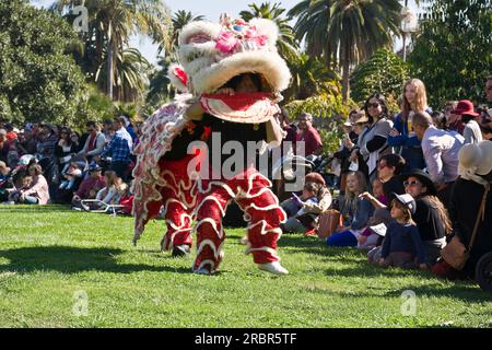 Danse traditionnelle du lion exécutée pendant le nouvel an lunaire au début du printemps Banque D'Images