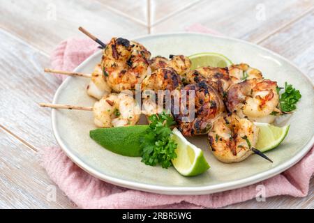 Brochettes de crevettes grillées. Fruits de mer, poisson-fond. Crevettes brochettes de crevettes au citron vert. Crevettes au barbecue. Banque D'Images