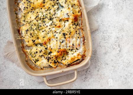 Casserole de poisson blanc avec le fromage, la crème sure et oignon Banque D'Images