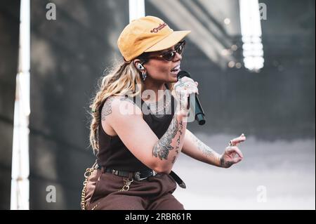 MADRID, MAD COOL FESTIVAL 2023, ESPAGNE : le chanteur australien, auteur-compositeur, multi-instrumentiste, producteur de musique et ingénieur du son Tash Sultana (de son vrai nom Natasha Sultana) se produisant sur scène au Mad Cool Festival 2023. Banque D'Images