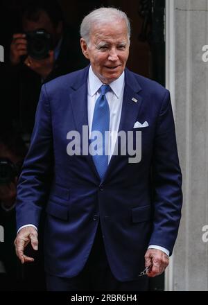 Londres, Royaume-Uni. 10 juillet 2023. Joe Biden (Joseph Robinette Biden Jr.), président des États-Unis d'Amérique, est accueilli au 10 Downing Street par Rishi Sunak, Premier ministre du Royaume-Uni, tous deux réapparaissent après de courtes réunions et M. Biden quitte Downing Street dans le cortège. Biden se rend au Royaume-Uni pour rencontrer le Premier ministre, puis le roi Charles, avant de se rendre au sommet de l’OTAN en Lituanie. Crédit : Imageplotter/Alamy Live News Banque D'Images