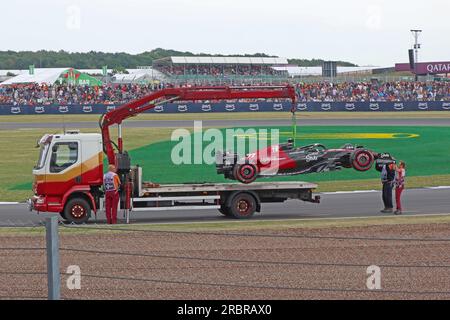 Kevin Magnussen, en panne - récupération de Hass à Stowe et Vale Corners, Silverstone British F1 GP Qualifying 8th juillet 2023 Banque D'Images