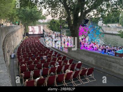 Paris, France. 10 juillet 2023. Les résidents profitent des journées d’été pour assister à une projection de film en plein air, sur les rives de la Seine dans le cadre du Festival de Dolcevita-sur-Seine à Paris, France, le lundi 10 juillet 2023. Stimulée par les Jeux Olympiques de Paris 2024 qui approchent à grands pas, la capitale française nettoie la Seine et ses rues environnantes, dans le but de rendre la rivière si propre qu’elle est baignable. Photo de Maya Vidon-White/UPI crédit : UPI/Alamy Live News Banque D'Images