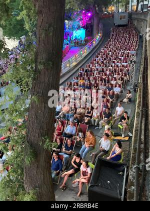 Paris, France. 10 juillet 2023. Les résidents profitent des journées d’été pour assister à une projection de film en plein air, sur les rives de la Seine dans le cadre du Festival de Dolcevita-sur-Seine à Paris, France, le lundi 10 juillet 2023. Stimulée par les Jeux Olympiques de Paris 2024 qui approchent à grands pas, la capitale française nettoie la Seine et ses rues environnantes, dans le but de rendre la rivière si propre qu’elle est baignable. Photo de Maya Vidon-White/UPI crédit : UPI/Alamy Live News Banque D'Images