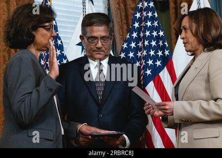 Washngton, États-Unis. 10 juillet 2023. La vice-présidente Kamala Harris rend serment à Geeta Rao Gupta (à gauche), ambassadrice itinérante pour les questions mondiales relatives aux femmes, avec son mari, Arvind (à droite) tenant un livre de constitution, dans le bureau de cérémonie du vice-président à Washington, DC, le lundi 10 juillet 2023. Photo de Cheriss May/UPI crédit : UPI/Alamy Live News Banque D'Images