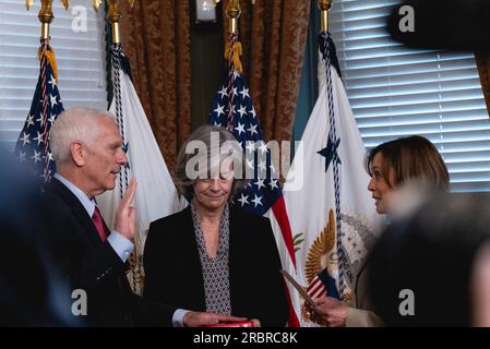 Washngton, États-Unis. 10 juillet 2023. Le vice-président Kamala Harris jure Jared Bernstein (à gauche), président du Conseil des conseillers économiques de la Maison Blanche, avec son épouse Kay Arndorfer (à droite), tenant un livre de constitution, dans le bureau cérémonial du vice-président à Washington, DC, le lundi 10 juillet 2023. Photo de Cheriss May/UPI crédit : UPI/Alamy Live News Banque D'Images