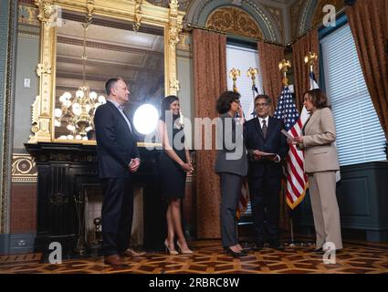 Washngton, États-Unis. 10 juillet 2023. La vice-présidente Kamala Harris rend serment à Geeta Rao Gupta (à gauche), ambassadrice itinérante pour les questions mondiales relatives aux femmes, avec son mari, Arvind (à droite) tenant un livre de constitution, dans le bureau de cérémonie du vice-président à Washington, DC, le lundi 10 juillet 2023. Photo de Cheriss May/UPI crédit : UPI/Alamy Live News Banque D'Images