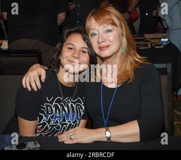 Los Angeles, États-Unis. 10 juillet 2023. L'actrice Andrea Evans de SOAP Opera est décédée le 9 juillet 2023 d'un cancer, elle avait 66 ans. Andrea Evans et sa fille Kylie Lyn Rodriguez au Hollywood Show au LAX Westin Hotel le 28 juillet 2018 à Los Angeles, CA. © O'Connor/AFF-USA.com crédit : AFF/Alamy Live News Banque D'Images