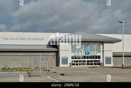 Houston, Texas États-Unis 07-04-2023, à la maison de l'extérieur de la vitrine d'affaires à Houston, TX. Le Home Decor Superstore vue de face avec parking. Banque D'Images