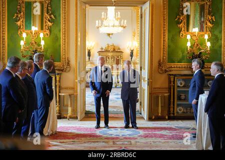 Windsor, Royaume-Uni. 10 juillet 2023. Le président américain Joe Biden, à gauche, et le roi Charles III de Grande-Bretagne saluent les participants au Forum de mobilisation sur la finance climatique au Green Drawing Room du château de Windsor, le 10 juillet 2023 à Windsor, en Angleterre. Crédit : Adam Schultz/White House photo/Alamy Live News Banque D'Images