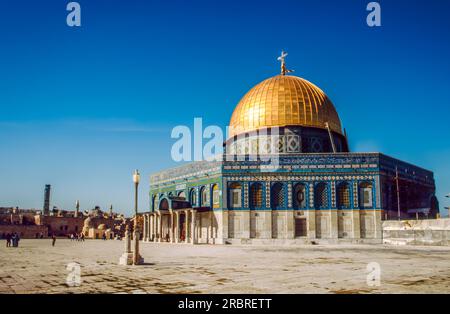 L'après-midi soleil brille sur le dôme doré de la mosquée al Aqsa à Jérusalem Banque D'Images