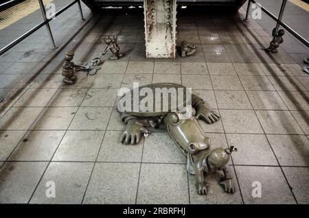 Statues dans la gare de la 14e rue de New York par Tom Otterness Banque D'Images