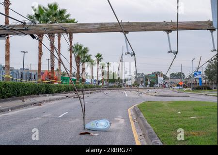 Louisana : l'ouragan Ida a cassé des poteaux électriques comme des brindilles et a laissé toute la région sans électricité ni eau courante. Banque D'Images