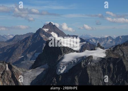 Montagnes Fuenffingerstoecke et Fleckistock. Vue depuis le mont Titlis, Obwald Banque D'Images