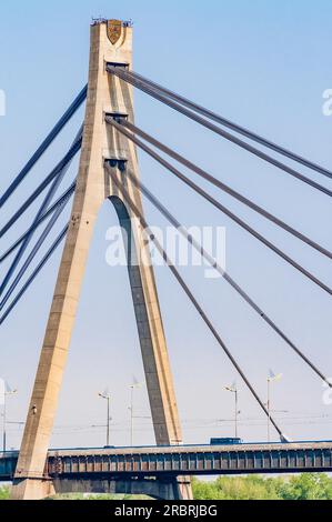 Détail du pylône du pont à haubans pont Moskovsky, construit par Heorhii Fuks, à Kiev, Ukraine Banque D'Images