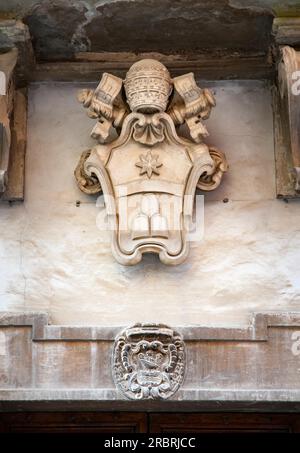 Armoiries du pape Clément XI au-dessus d'une porte dans la ville de Sassocorvaro en Italie. Clément XI était un mécène des arts et de la science. Il était aussi un Banque D'Images