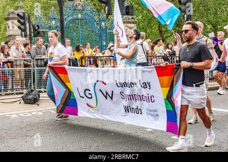 Participants représentant London gay Symphonic Winds à l'événement annuel London Pride le 1 juillet 2023 sur Piccadilly à Londres Banque D'Images