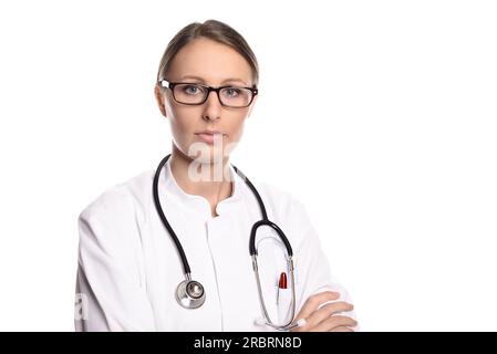 Médecin ou infirmière sérieuse et confiante portant des lunettes debout avec les bras pliés dans une blouse de laboratoire blanche avec un stéthoscope autour de son cou isolé sur Banque D'Images