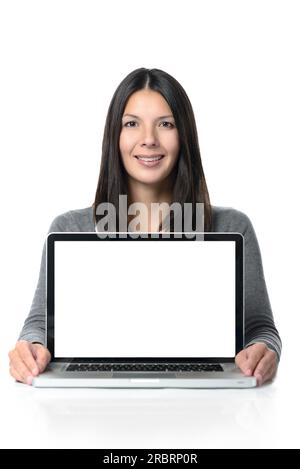 Confiante Jeune jolie femme avec portable Gadget face à l'appareil photo avec écran blanc vierge pour votre texte ou annonce, isolé sur fond blanc Banque D'Images