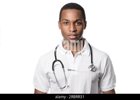 Beau jeune médecin africain ou infirmier masculin avec un stéthoscope autour de son cou, la tête et l'épaule regardant la caméra isolée sur blanc Banque D'Images