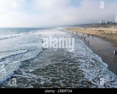 La jetée de Santa Monica est une grande jetée à double articulation située au pied de Colorado Avenue à Santa Monica, en Californie et est une importante Banque D'Images