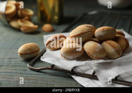 Petits gâteaux faits maison en noyer fraîchement sortis du four, en gros plan Banque D'Images