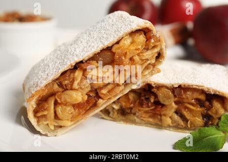 Délicieux strudel avec pommes, noix et raisins secs sur l'assiette, gros plan Banque D'Images