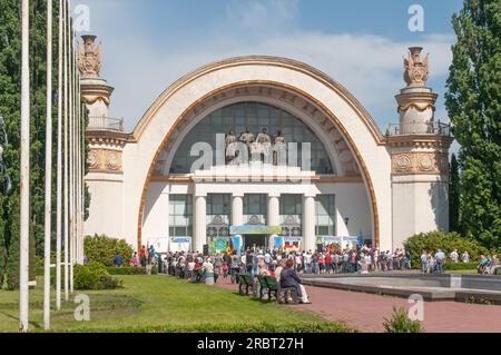 KIEV UKRAINE, le 26 MAI 2012, foule devant le pavillon numéro 7 du complexe national de Kiev Banque D'Images