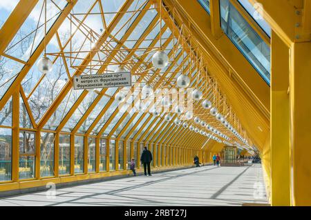 Russie, le 18 mars 2009, passage piéton sur le pont Pouchkinski (Andreevsky) à Moscou, Fédération de Russie Banque D'Images