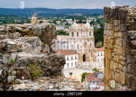 Monastère d'Alcobaça, Mosteiro de Alcobaça vu des ruines du château d'Alcobaça, Castelo de Alcobaça, ville d'Alcobaça, Portugal Banque D'Images