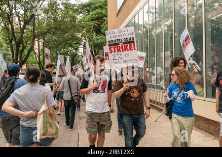 New York, États-Unis. 10 juillet 2023. Les membres de Writers Guild of America se rassemblent sur la ligne de piquetage aux studios ABC The View à New York le 10 juillet 2023 crédit : SIPA USA/Alamy Live News Banque D'Images