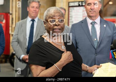 New York, États-Unis. 10 juillet 2023. Gloria Washington prend la parole lors de la conférence de presse sur l'anniversaire de la Croisade des enfants ou Marche des enfants comme on l'appelle à FDNY Engine 1, Ladder 24 station à New York. Mars a eu lieu à Birmingham, Alabama du 2 au 10 mai 1963 et a été suivie par plus de 5 000 écoliers, 3 d'entre eux ont participé à cette conférence de presse : Gloria Washington, Gwendolyn Gamble, Gwyndoln Webb. Les membres de la FDNY à l'époque se sont élevés contre les pompiers de la ville de Birmingham en utilisant la force contre les enfants. (Photo de Lev Radin/Pacific Press) crédit : Pacific Press Media production Corp./Alam Banque D'Images