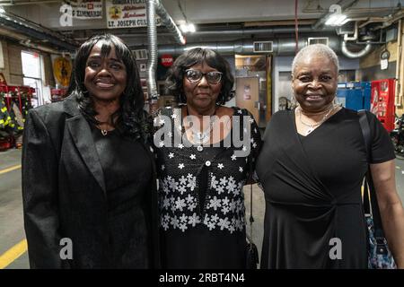 New York, New York, États-Unis. 10 juillet 2023. Gwendolyn Webb, Gwendolyn Gamble, Gloria Washington assistent à une conférence de presse à l'occasion de l'anniversaire de la Croisade des enfants ou Marche des enfants comme on l'appelle à FDNY Engine 1, Ladder 24 station à New York. Mars a eu lieu à Birmingham, Alabama du 2 au 10 mai 1963 et a été suivie par plus de 5 000 écoliers, 3 d'entre eux ont participé à cette conférence de presse : Gloria Washington, Gwendolyn Gamble, Gwyndoln Webb. Les membres de la FDNY à l'époque se sont élevés contre les pompiers de la ville de Birmingham en utilisant la force contre les enfants. (Image de crédit : © Lev Radin/Pacifi Banque D'Images