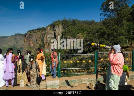 Une observation touristique à travers le télescope à Pillar Rocks à Kodaikanal, Tamil Nadu, Inde du Sud, Inde, Asie Banque D'Images