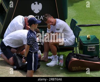 Londres, Grande-Bretagne. 10 juillet 2023. Jiri Lehecka reçoit un traitement médical lors du match de quatrième tour masculin entre Jiri Lehecka, de la République tchèque, et Daniil Medvedev, de la Russie, au Championnat de tennis de Wimbledon à Londres, en Grande-Bretagne, le 10 juillet 2023. Crédit : Han Yan/Xinhua/Alamy Live News Banque D'Images