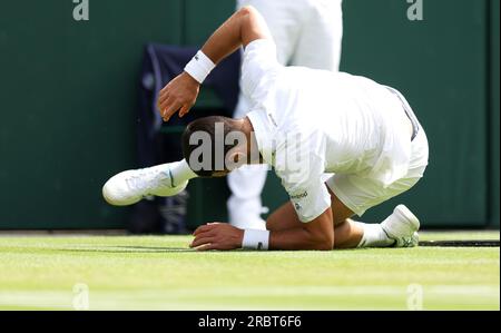 Londres, Grande-Bretagne. 10 juillet 2023. Novak Djokovic, de Serbie, tombe au cours du match de quatrième tour en simple masculin entre Novak Djokovic, de Serbie, et Hubert Hurkacz, de Pologne, aux Championnats de tennis de Wimbledon à Londres, en Grande-Bretagne, le 10 juillet 2023. Crédit : Li Ying/Xinhua/Alamy Live News Banque D'Images