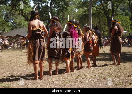 Jeunes filles de l'équipe de danse Yarrabah, Laura Quinkan Indigenous Dance Festival, Cape York Peninsula, Queensland, Australie, 2023. Pas de MR ou PR Banque D'Images