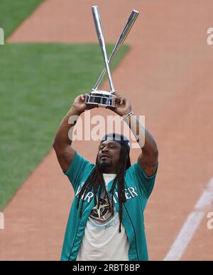 Seattle, États-Unis. 10 juillet 2023. L'ancien Seattle Seahawk Marshawn Lynch détient le trophée des vainqueurs lors du Home Run Derby MLB 2023 au T-Mobile Park à Seattle, Washington, le lundi 10 juillet 2023. Photo de Aaron Josefczyk/UPI crédit : UPI/Alamy Live News Banque D'Images
