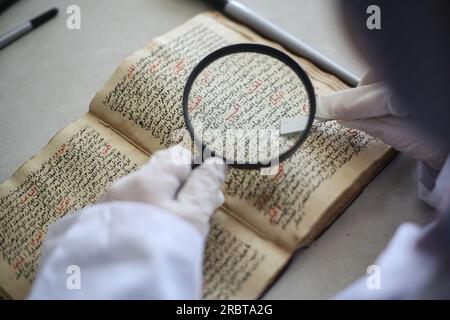 Gaza, Palestine. 10 juillet 2023. Un vieux livre rare est vu dans un laboratoire de la Fondation 'Eyes on Heritage' pour les études, la recherche et l'édition dans la ville de Gaza. Les palestiniennes travaillent à l'archivage et à la restauration de manuscrits et de livres historiques rares anciens dans un laboratoire financé par la British Library de Londres et le Hill Museum. Crédit : SOPA Images Limited/Alamy Live News Banque D'Images